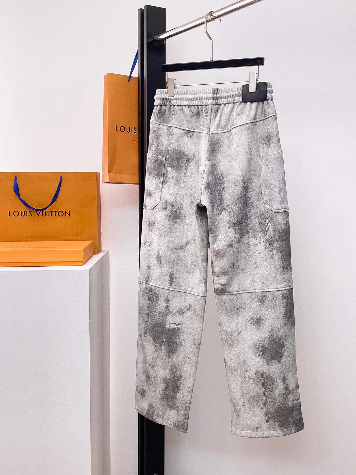 Balenciaga 🆕2026 Autumn and Winter New Arrival Casual Pants! The official website will be released simultaneously. Brand Classic LOGO casual pants, customized fabrics, excellent comfort and strong touch. Highly recognisable, perfect appearance and craftsmanship. Size:M-3XL